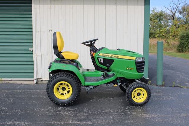 Image of John Deere X738 equipment image 1