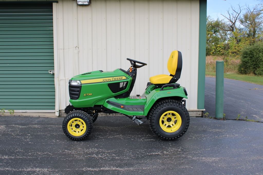 2025 John Deere X738 Equipment Image0