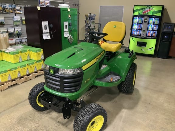 2025 John Deere X739 Equipment Image0