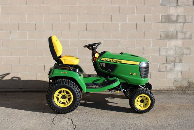 Image of John Deere X739 equipment image 1