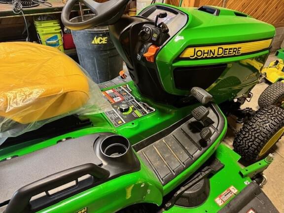 Image of John Deere X739 equipment image 4