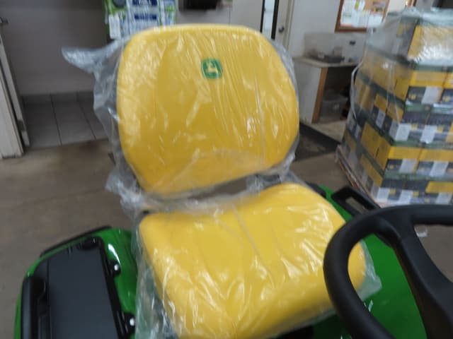 Image of John Deere X739 equipment image 4