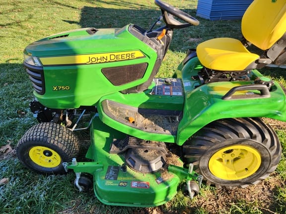 2025 John Deere X750 Equipment Image0