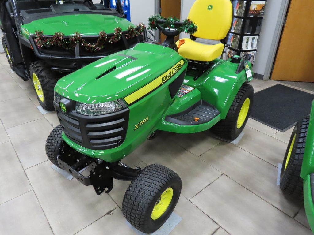 2025 John Deere X750 Image