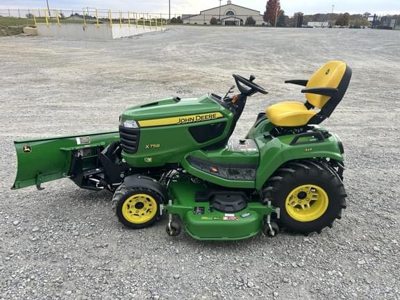 Image of John Deere X758 equipment image 3