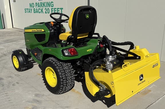 Image of John Deere X758 equipment image 4