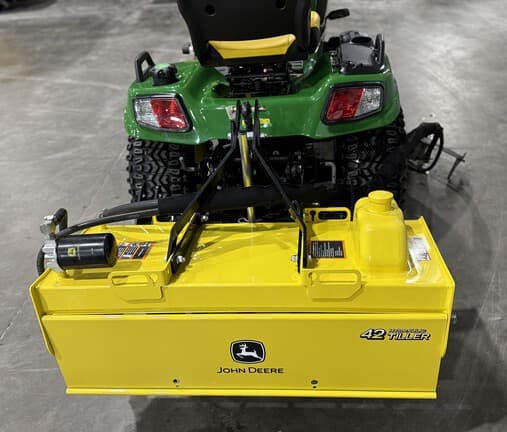 Image of John Deere X758 equipment image 3