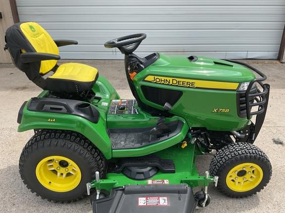 Image of John Deere X758 equipment image 3
