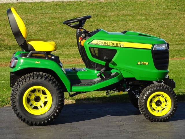 Image of John Deere X758 equipment image 3