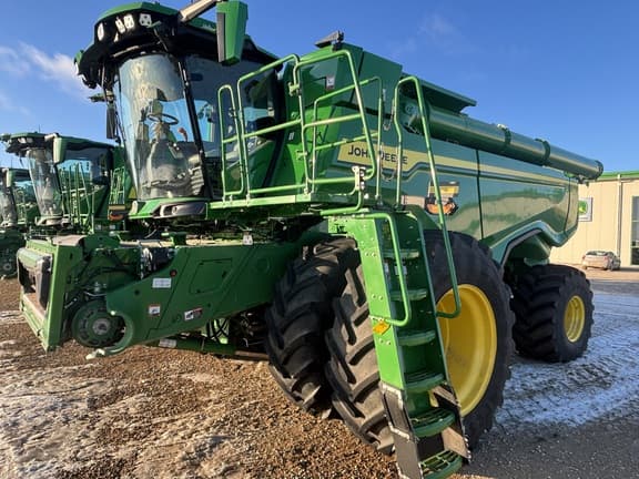 Image of John Deere X9 1000 equipment image 1