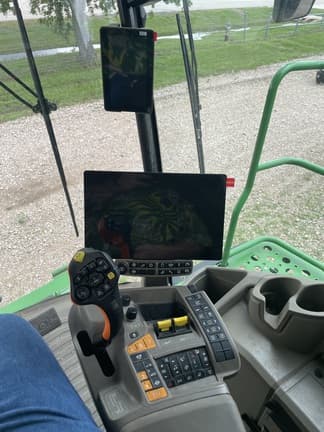 Image of John Deere X9 1000 equipment image 2