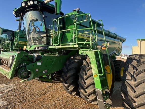 Image of John Deere X9 1000 equipment image 1