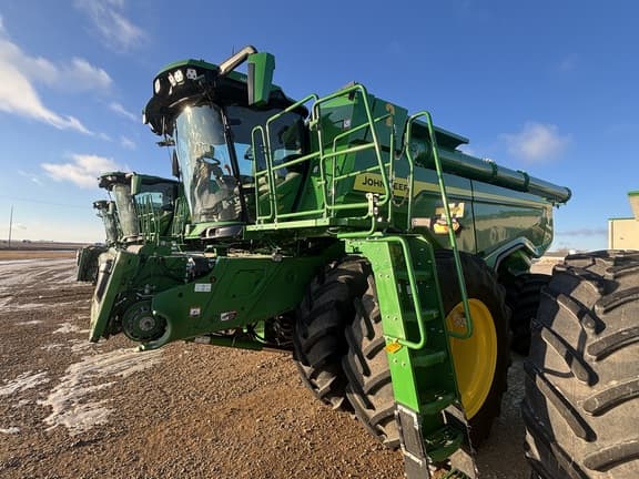 Image of John Deere X9 1000 equipment image 2