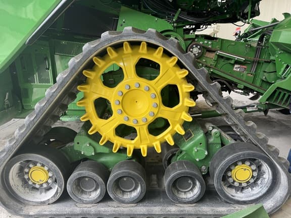 Image of John Deere X9 1000 equipment image 3