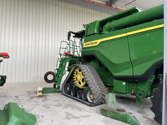 Image of John Deere X9 1000 equipment image 2