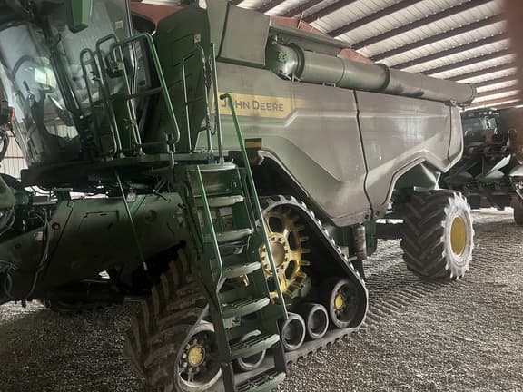 Image of John Deere X9 1000 equipment image 2