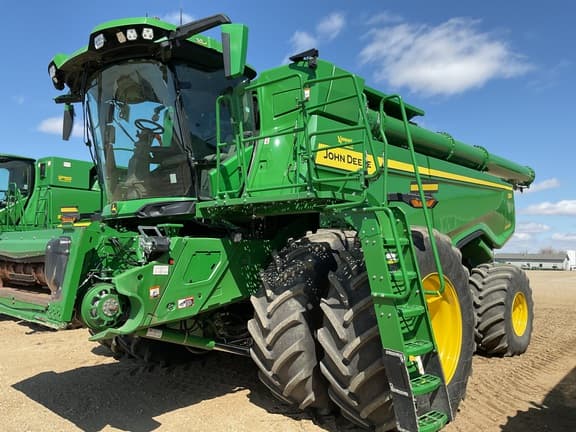 Image of John Deere X9 1000 equipment image 2