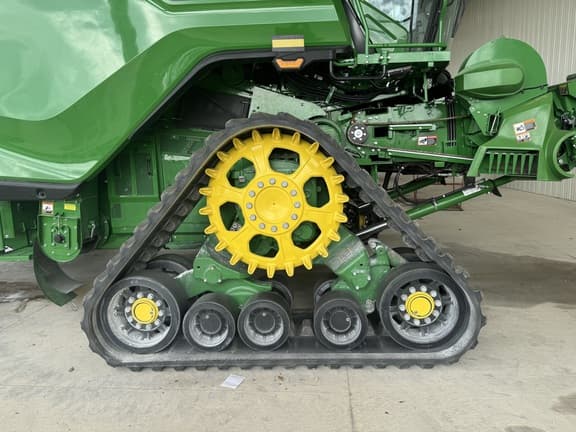 Image of John Deere X9 1000 equipment image 4