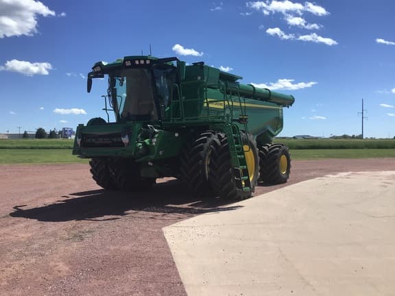 Image of John Deere X9 1100 equipment image 2