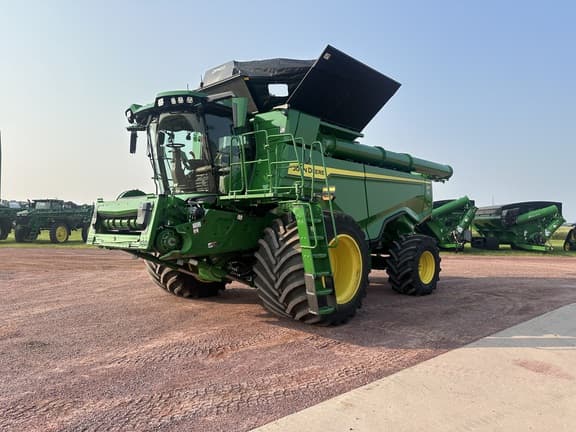 Image of John Deere X9 1100 equipment image 4
