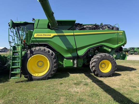Image of John Deere X9 1100 equipment image 1