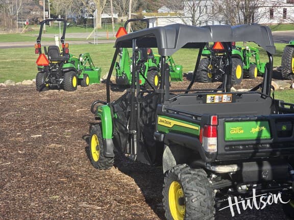 Image of John Deere Gator XUV 825M S4 equipment image 2