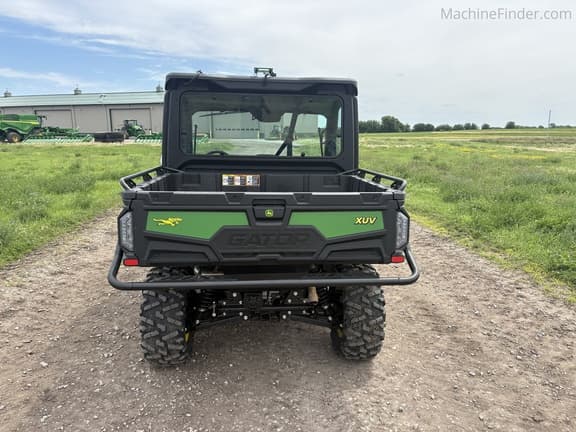 Image of John Deere XUV 835M equipment image 3