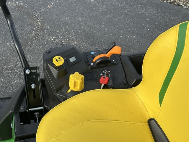 Image of John Deere Z320M equipment image 4