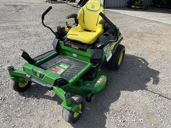 Image of John Deere Z320R equipment image 1