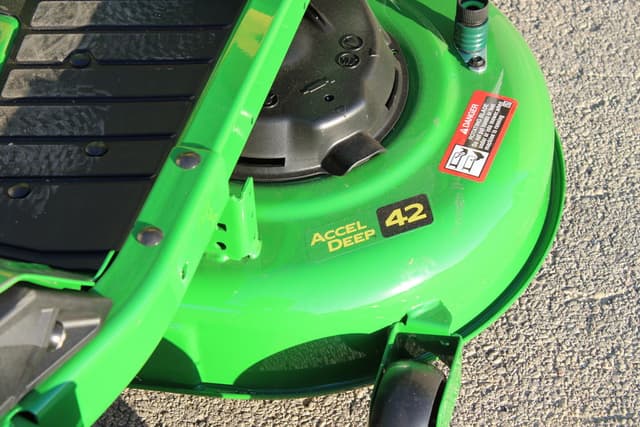 Image of John Deere Z320R equipment image 4