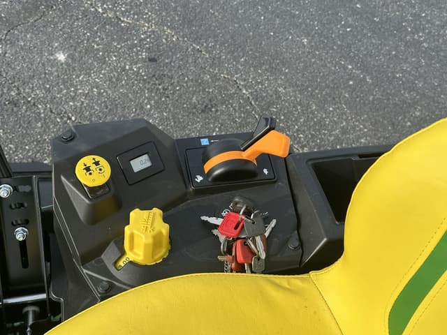 Image of John Deere Z330M equipment image 4