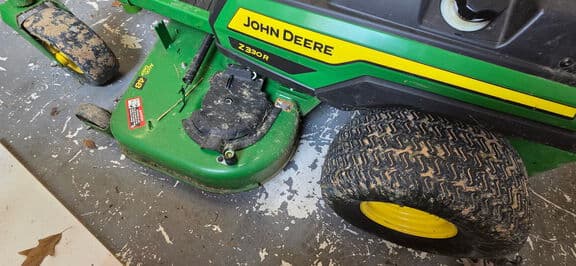 Image of John Deere Z330R equipment image 3