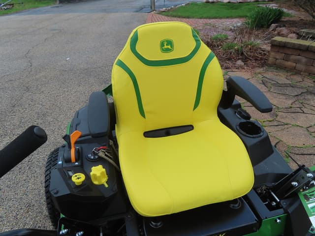 Image of John Deere Z330R equipment image 4