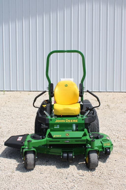 Image of John Deere Z720E Image 1