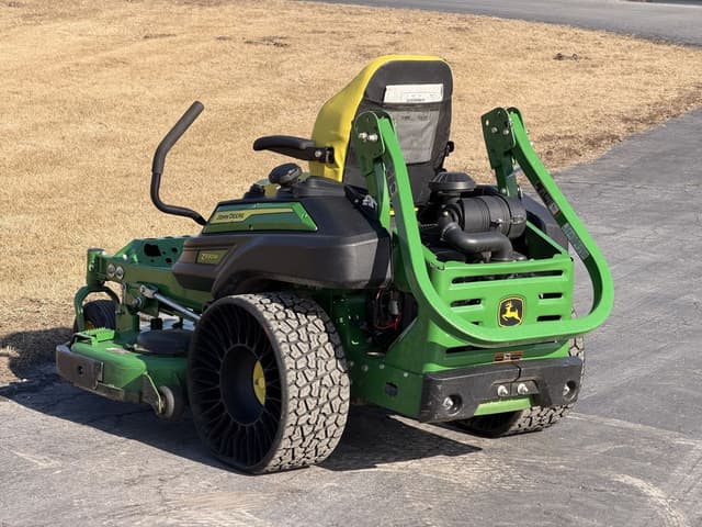 Image of John Deere Z930M equipment image 1