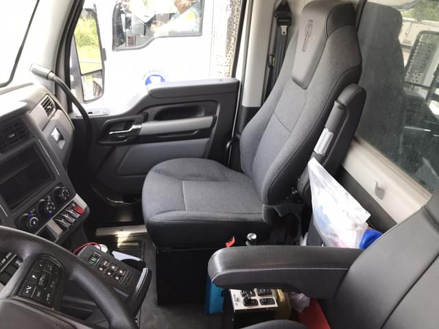 Image of Kenworth T880S equipment image 4