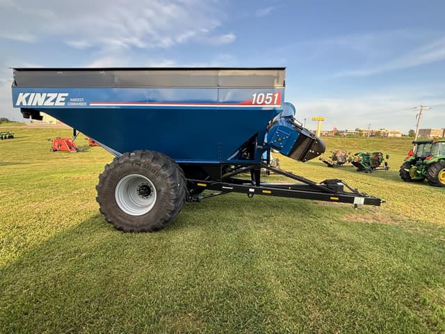 Image of Kinze 1051 equipment image 3