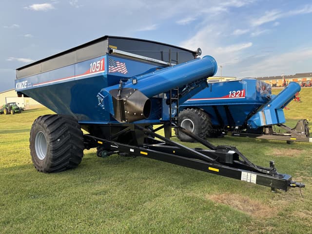 Image of Kinze 1051 equipment image 2