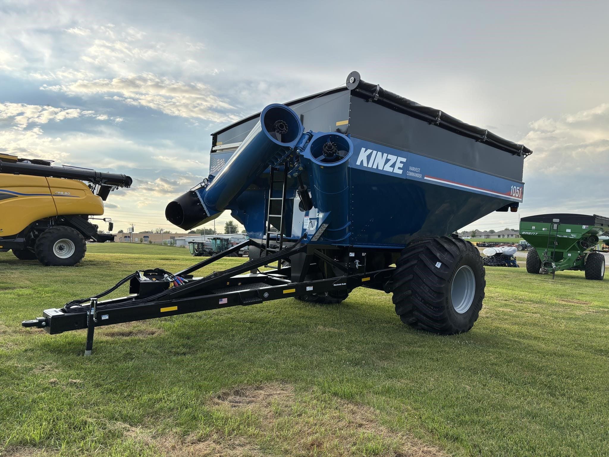 2025 Kinze 1051 Equipment Image0