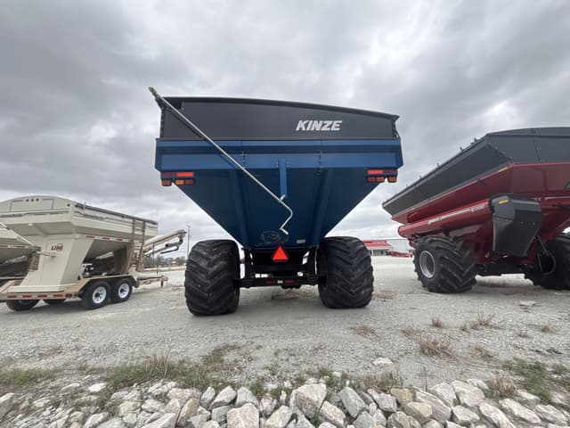 Image of Kinze 1051 equipment image 3