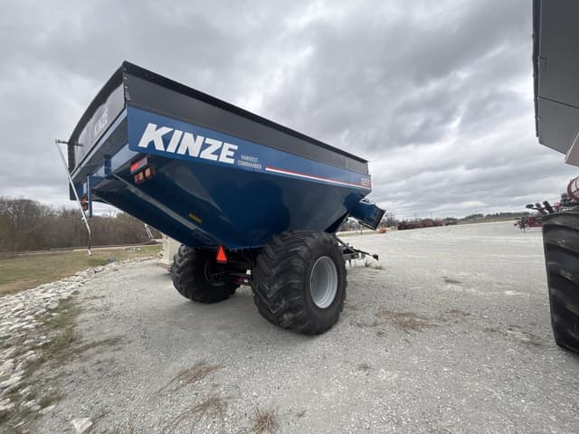 Image of Kinze 1051 equipment image 2