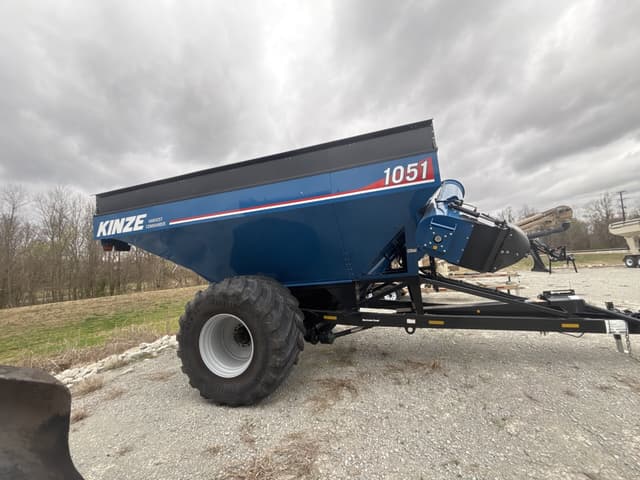 Image of Kinze 1051 equipment image 1