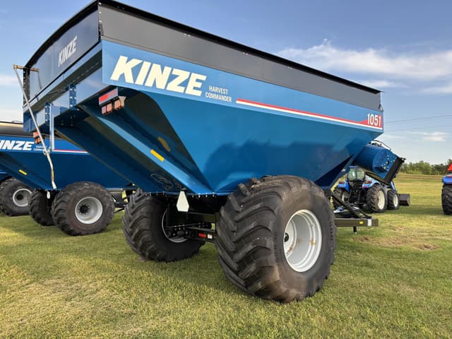 Image of Kinze 1051 equipment image 4