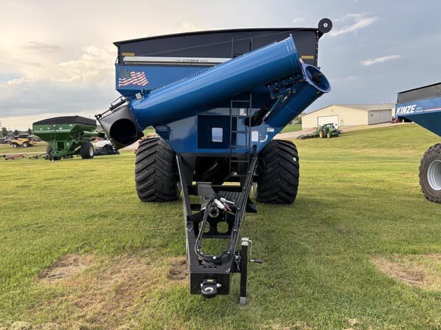 Image of Kinze 1051 equipment image 1