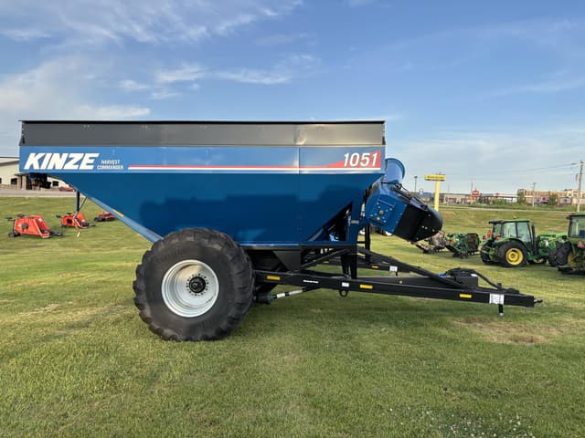 Image of Kinze 1051 equipment image 3