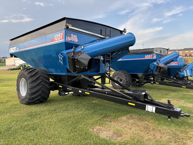 Image of Kinze 1051 equipment image 2