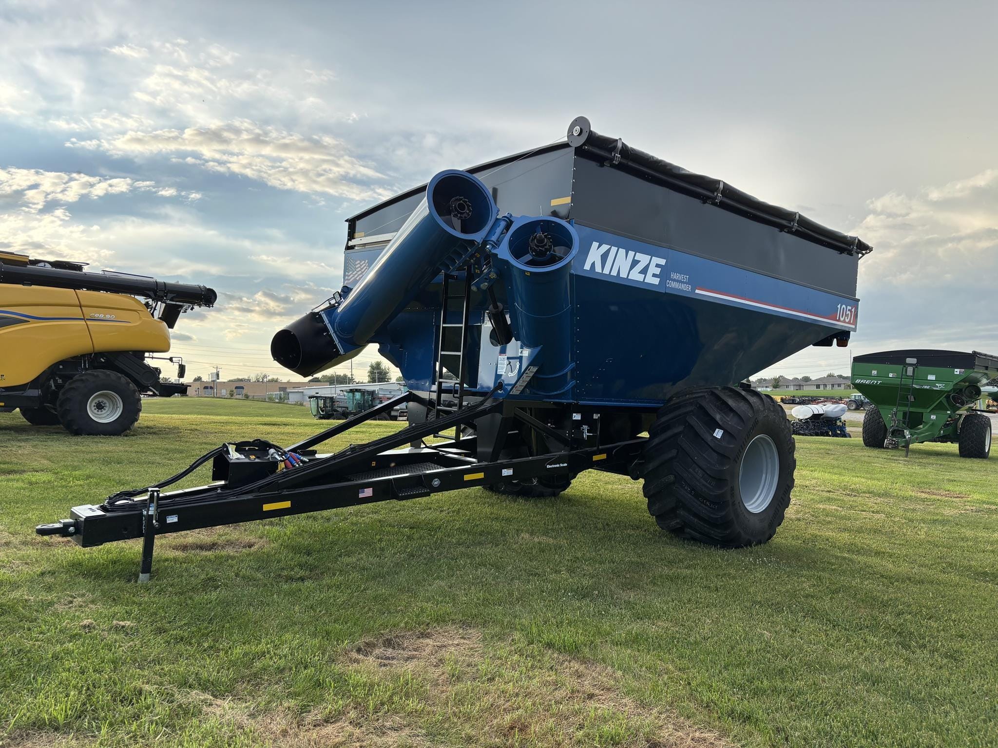 2025 Kinze 1051 Equipment Image0