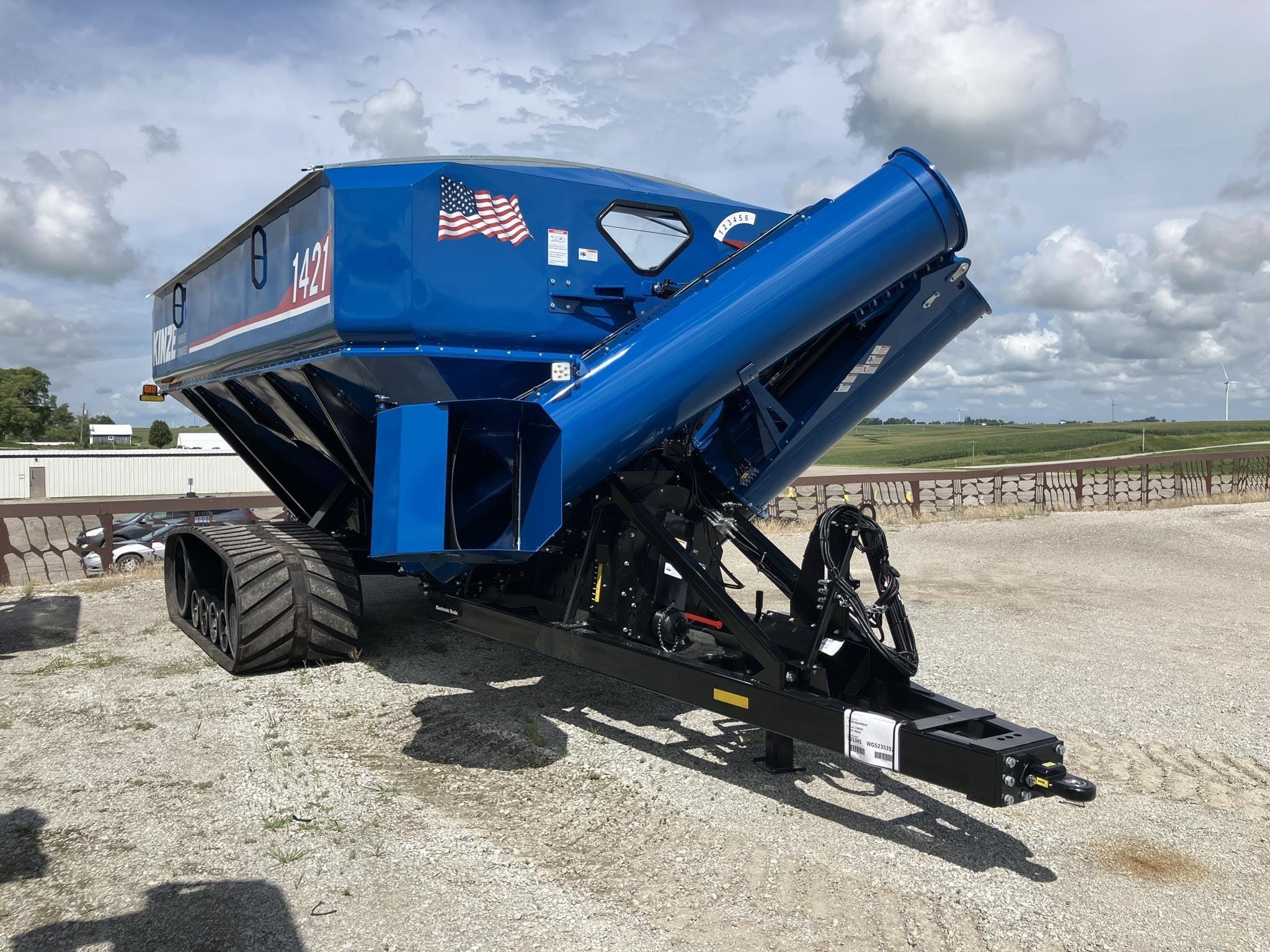 2025 Kinze 1421 Equipment Image0