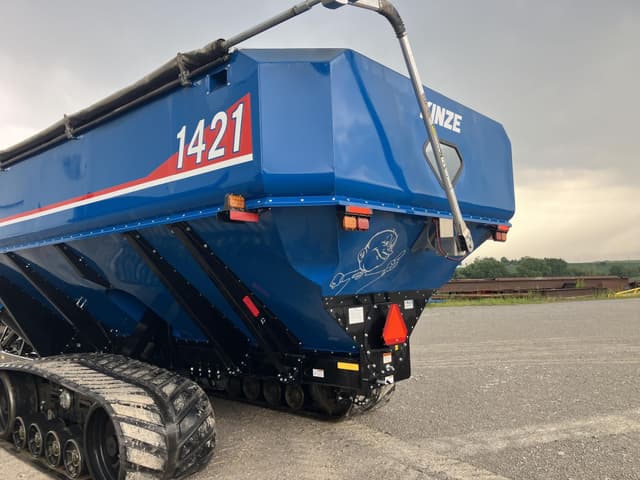 Image of Kinze 1421 equipment image 1