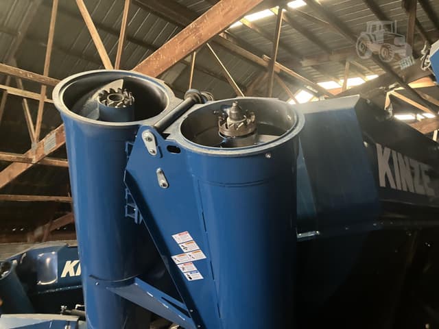 Image of Kinze 1421 equipment image 2
